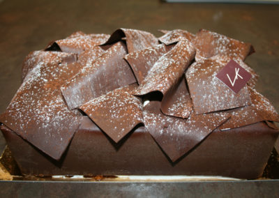 Forêt noire : biscuit moelleux au chocolat, mousse au chocolat, chantilly, chocolat croquant (4.00€/pers)