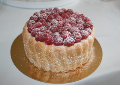 Charlotte aux framboises : biscuit cuiller, mousse à la framboise 4.00€/pers)