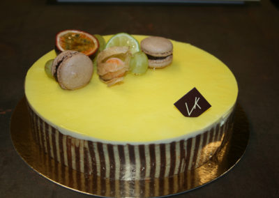 Chocopassion : biscuit chocolat, mousse chocolat au lait, mousse aux fruits de la passion (5.00€/pers)