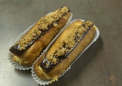 Eclairs spéculoos : pâte à choux, crème pâtissière au spéculoos, glaçage chocolat et crumble spéculoos (5€/pce)