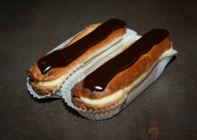 Eclairs à la vanille : pâte à choux, crème pâtissière à la vanille de Madagascar (2.50€/pce)