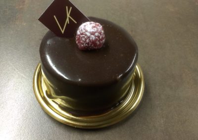 Manjari : biscuit chocolat, mousse au chocolat grand cru de Madagascar, crémeux framboise (6.00pers)