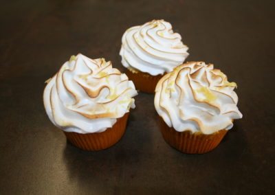 cupcake citron fourré au citron, meringue caramélisée