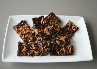Kroquant chocolat : chocolat noir 55%, noisettes et amandes caramélisées, perles craquantes (9€/100g)