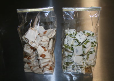 Nougat aux amandes et/ou pistaches (4.00€/100g)