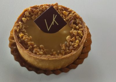 Tarte dulcey : pâte sablée, ganache dulcey (chocolat blanc caramélisé), éclats de noisettes (3.00€/pers)