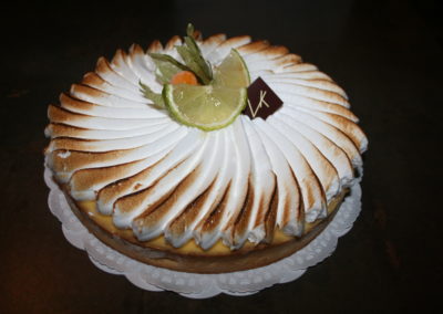 Tarte au citron meringuée : pâte sablée, crème citron, meringue légère (3.00€/pers)