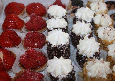 Mignardises : tartelettes aux fruits, merveilleux, ... (1.50€/pce)  Par série de 10 pièces.