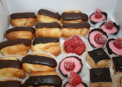 Mignardises : éclairs, mousses aux fruits, javanais, ...(1.50€/pce).  Par série de 10 pièces.