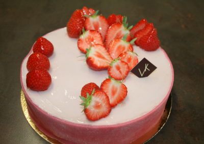 Gâteau aux fraises sans gluten : biscuit aux amandes, mousse aux fraises (4.00€/pers)
