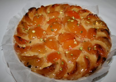 Tarte abricot-amande : pâte sablée, crème d'amande, abricots, éclats de pistache (3.00€/pers)